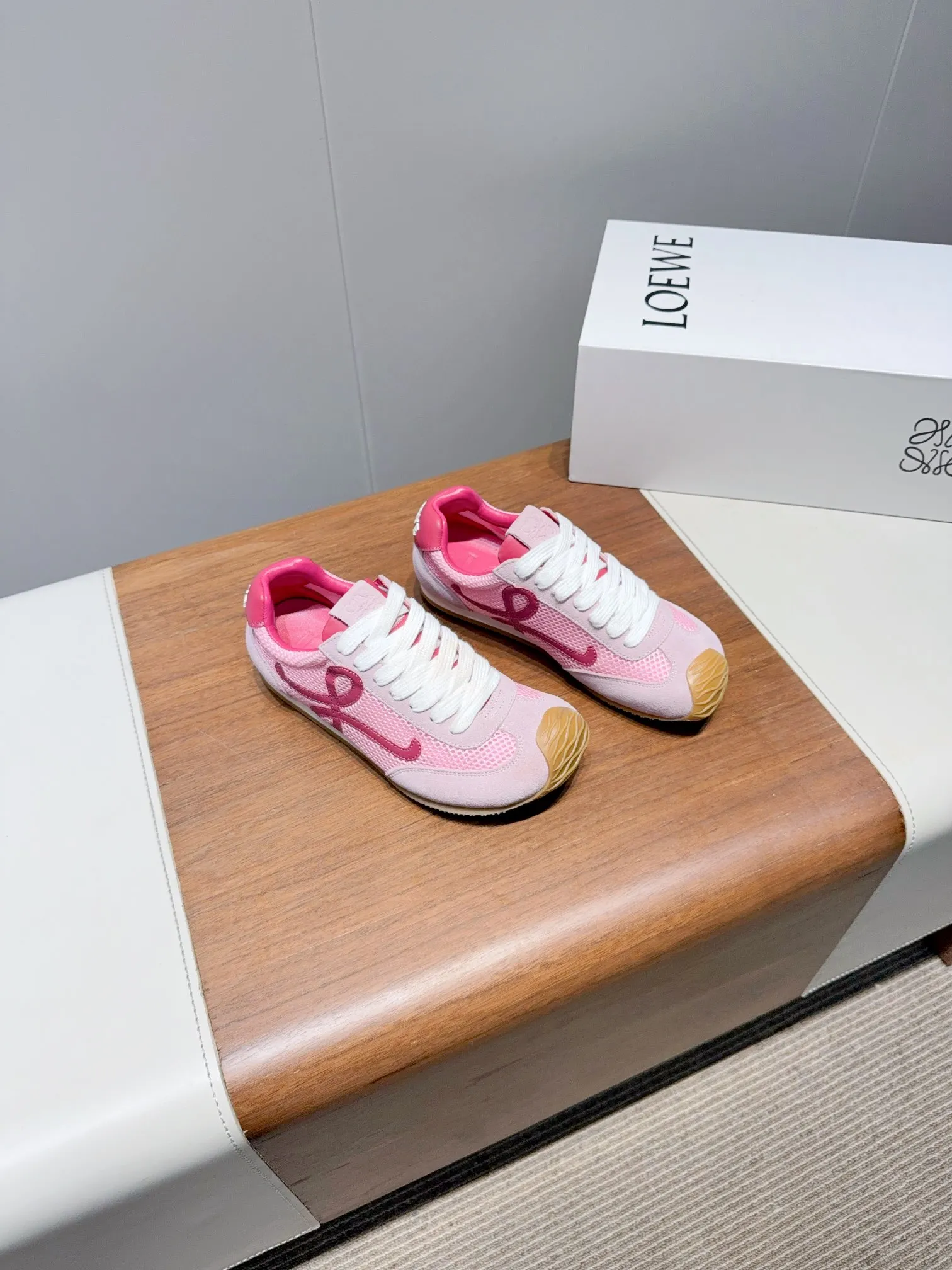 👟👟Ex-factory price 560👟👟 Loewe LOEW- 2025 mesh moral training shoes Super awesome Asymmetric toe shape, as LOEWE's signature design Super soft, lightweight and flexible sole, new wave texture rubber outsole, extending to the toe, upgraded soft leather lining and footbed to provide maximum comfort, 3D injection molded rubber LOEWE logo on the heel Fully open mold matching material Size: 35-40 (custom-made for 40 women, non-refundable)